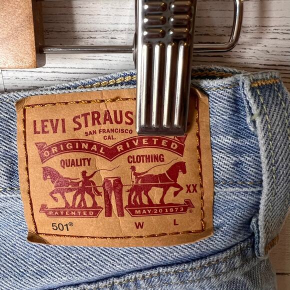 Levis Shorts Womens Size 8-10 Light Wash Button Fly Denim Distressed 100% Cotton - Picture 2 of 16